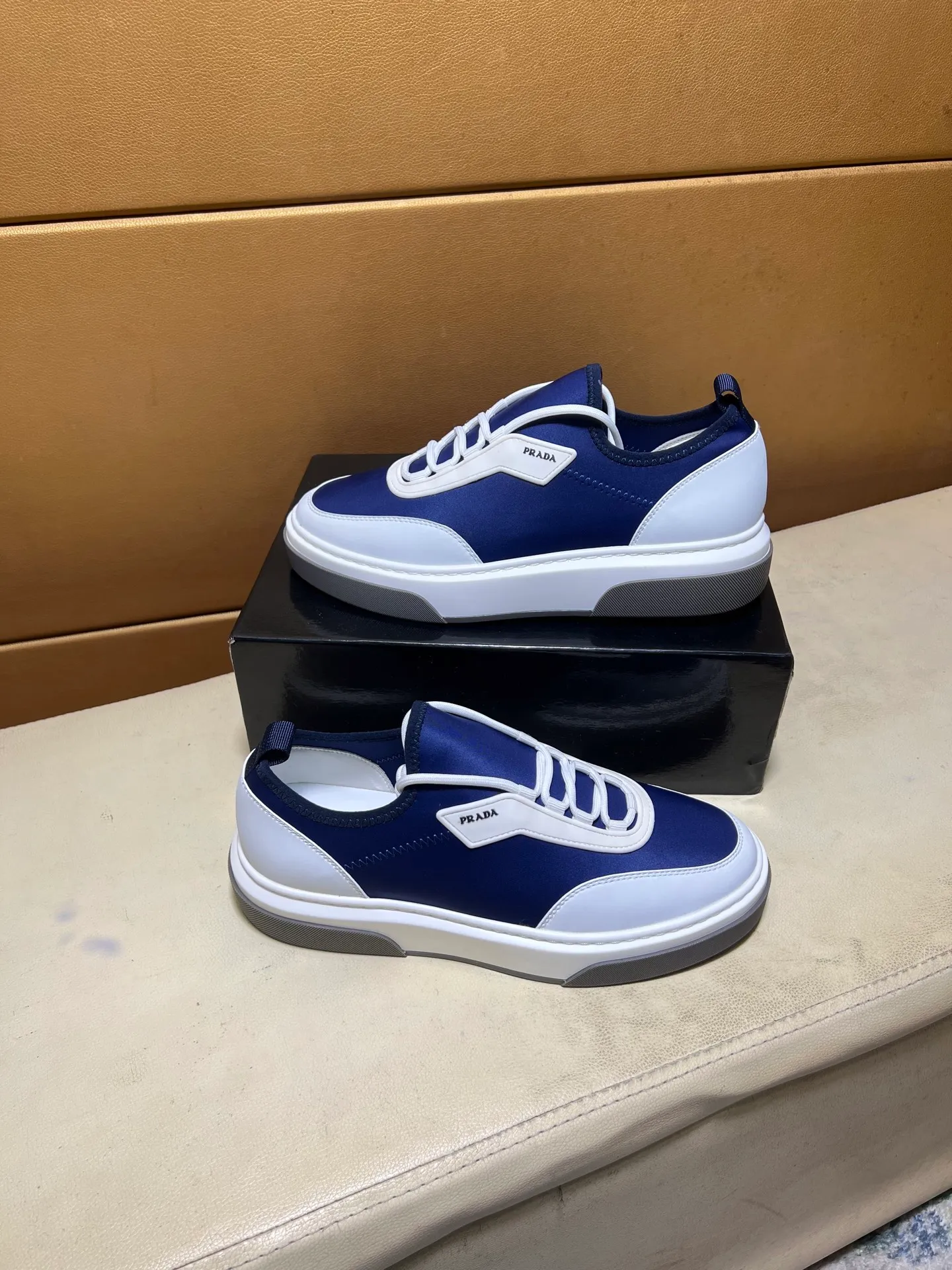 pp560💰👑👑《PRADA》【Classic Original Version】Prada: Top 🔝 Purchasing Agent 🔍🔍Sold at the latest men’s counter simultaneously, imported high-quality original version from Italy 🇮🇹: 🔝Brand silk calfskin·Shoe height, brand logo·Brand high mercerized canvas cloth·Tongue screen printing Brand logo: Prominent (high-end, extravagance, class), exquisite workmanship (imported Italian 🇮🇹 water-based mesh lining, 🐂cowhide feet), soles: original soles specially provided by the original factory, double-layer movable molding: transparent air cushion bottom, environmentally friendly, wear-resistant, ultra-light, comfortable, 🌲🌲🌲, real-life photos 🎬The real ones are more beautiful Code number 38-44